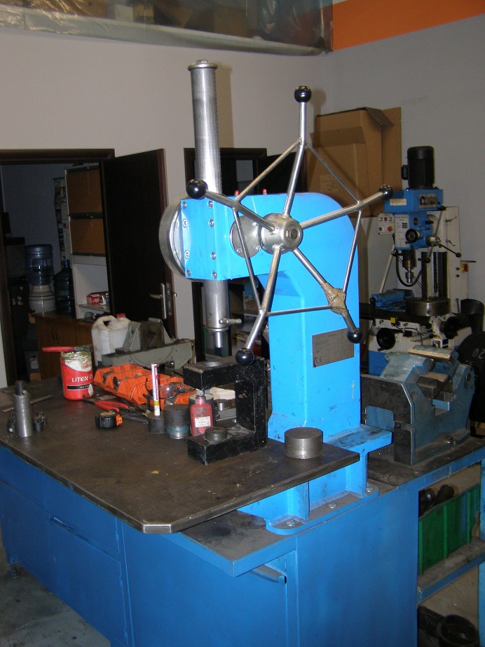 prasa do zagniatania krzyżaków